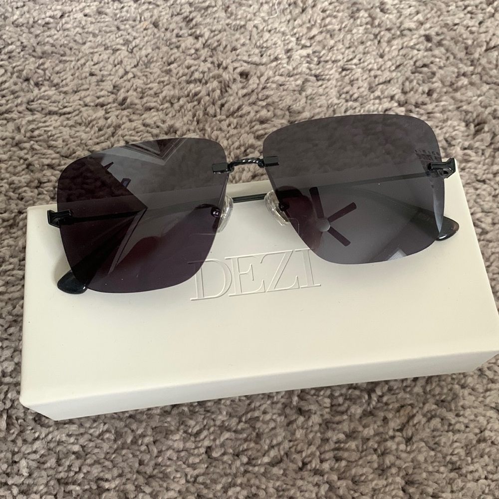 Dezi Sunglasses - 2000s Black / Dark Smoke